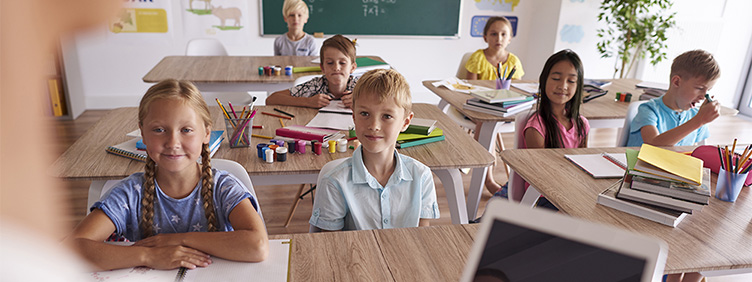 Grundschulkinder in ihrem Klassenzimmer.