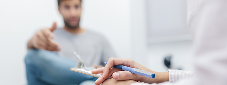 Eine Person wird von einem Arzt beraten.