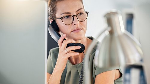 Eine Frau am Telefon.