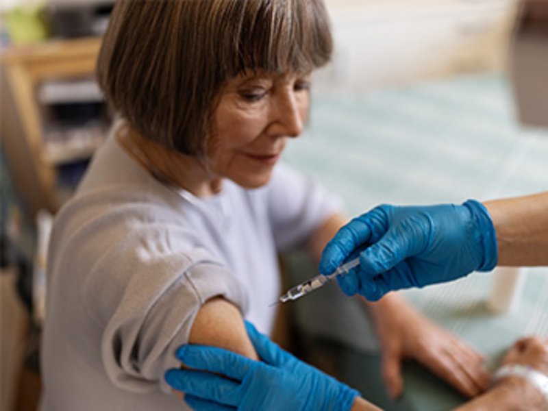 Eine Frau wird geimpft.