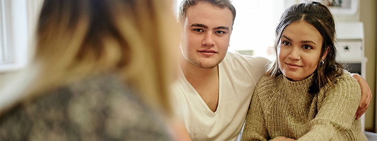 Ein Paar wird beraten.