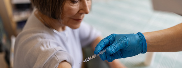 Eine Frau wird geimpft.