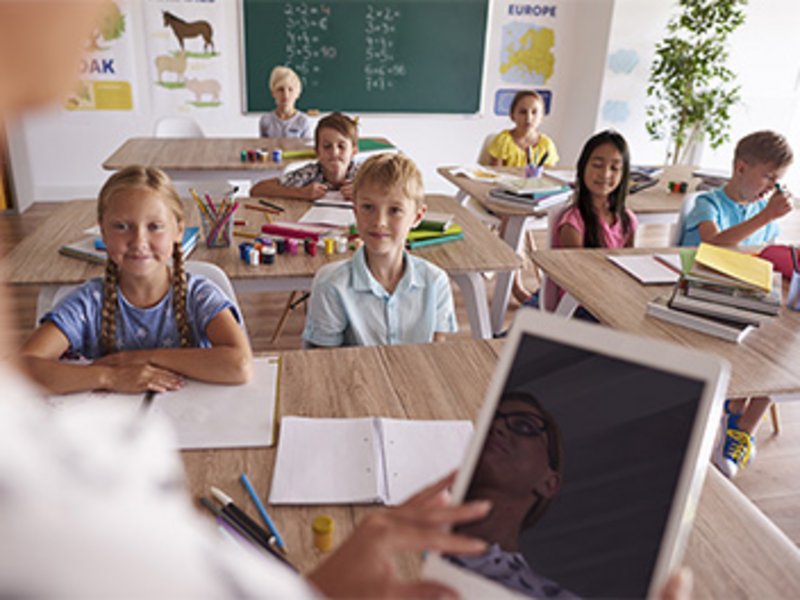 Grundschulkinder in ihrem Klassenzimmer.